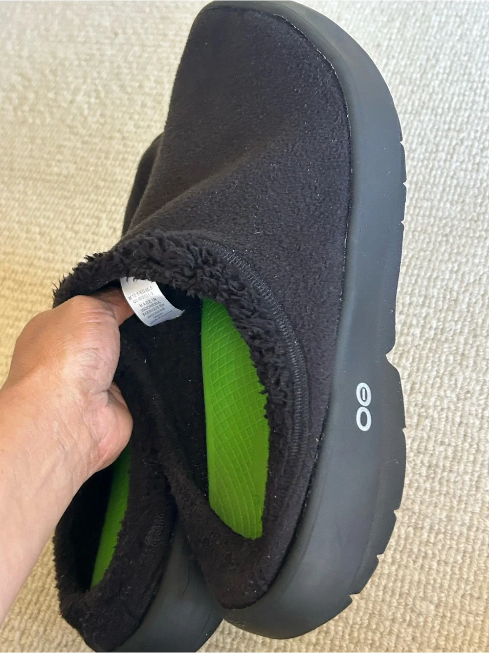 OOFOS Mens  Black Slip-On Slippers with Green Insole